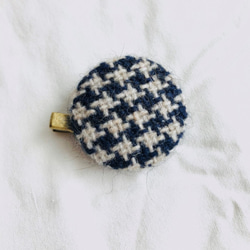 手織り生地くるみボタンのブローチ　マルチカラー⑦　ＮＺポッサム・メリノ・シルク 1枚目の画像