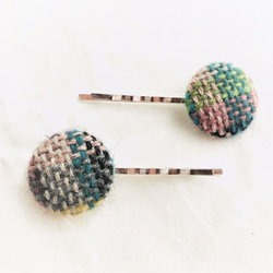 手織り生地くるみボタンのヘアピン2本セット⑩　ＮＺポッサム・メリノ・シルク 1枚目の画像