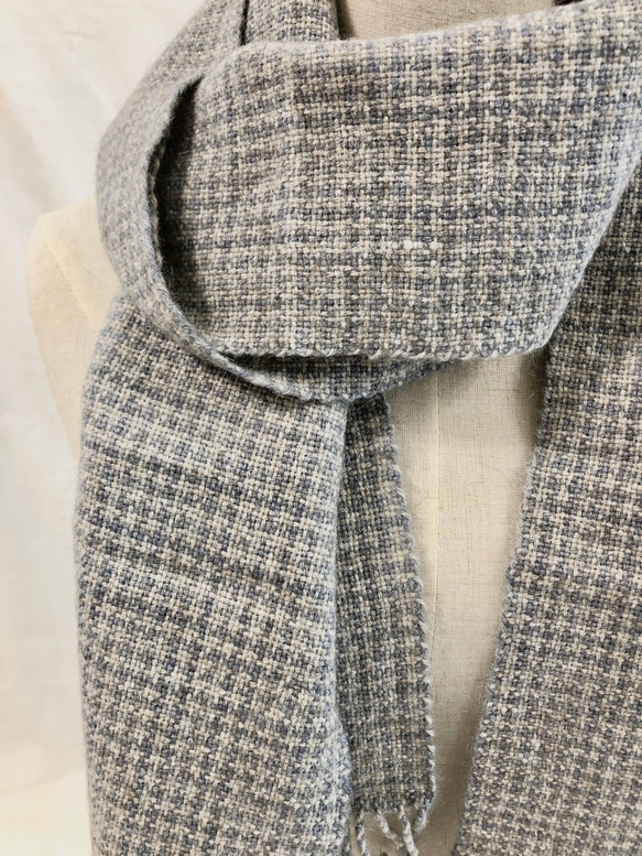 ポッサム・メリノ・シルクの手織りマフラー　ナチュラルｘ手染めグレー① 4枚目の画像