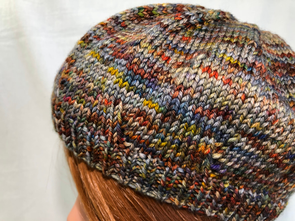 シンプルなメリヤス編みのベレー帽 　NZメリノ100％　手染めマルチカラー　S-Mサイズ 2枚目の画像