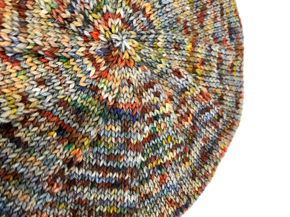 シンプルなメリヤス編みのベレー帽 　NZメリノ100％　手染めマルチカラー　S-Mサイズ 6枚目の画像