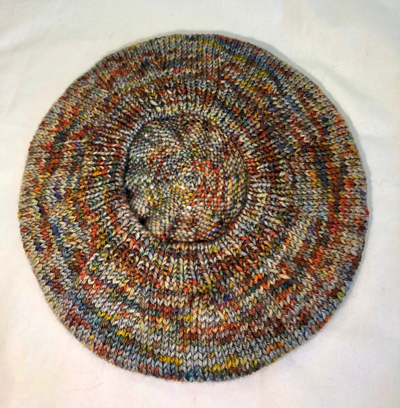 シンプルなメリヤス編みのベレー帽 　NZメリノ100％　手染めマルチカラー　S-Mサイズ 8枚目の画像