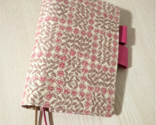 ミナペルホネン　ブックカバー＆サンキューベリーバッヂセット　ピンク　ポンピア ミナペルホネン ブックカバー＆サンキューベリーバッヂセット ピンク