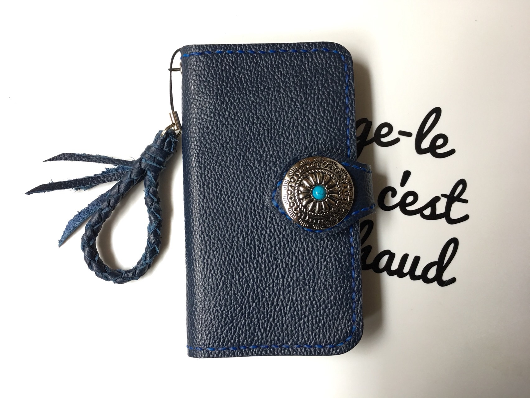 iphone全機種 android 対応 手帳型ケース　シュリンク革 ネイビー コンチョ ストラップ付き