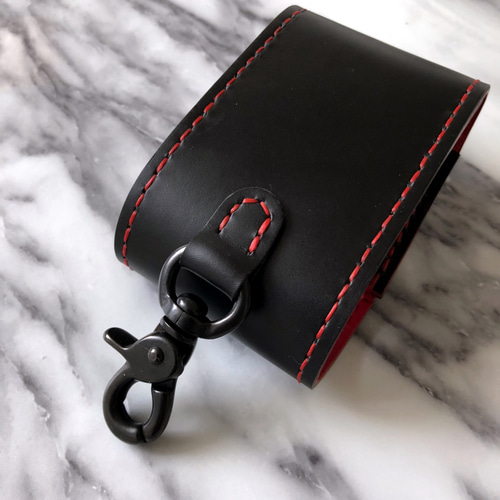 ヌメ革 ブラック×レッド ナスカン カラビナフック付き グローケース