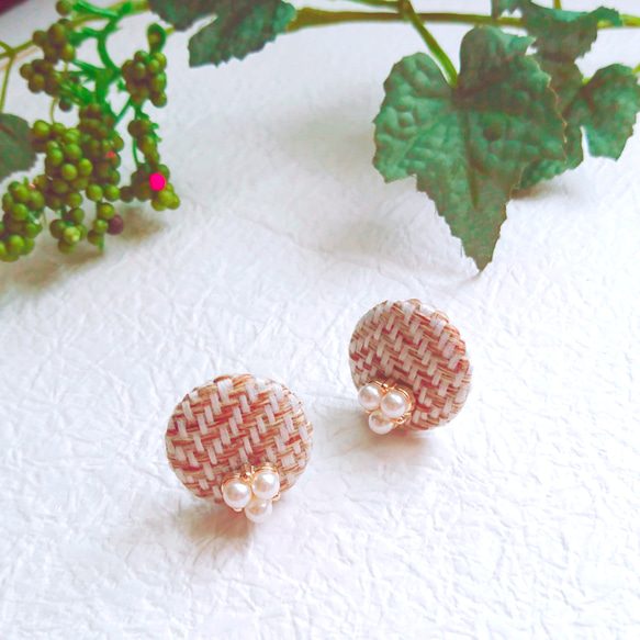 オフホワイト&ゴールドベージュのツイード柄くるみボタン(カボション  