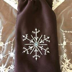 雪の結晶 刺繍ポーチ ペン 眼鏡 ケース 冬 ビーズ 1枚目の画像
