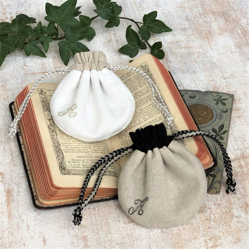 BOUCHERON アクセサリーシルバーケース、巾着（２個）、紙袋（2枚）セット BOUCHERON アクセサリーシルバーケース、巾着（2個）、紙袋（2枚）セット