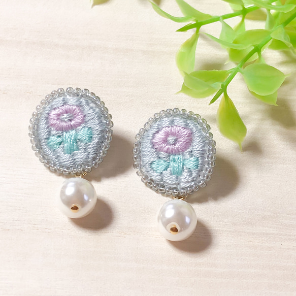 お花の刺繍ピアス　～ゆらゆらパール～ 1枚目の画像