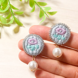 お花の刺繍ピアス　～ゆらゆらパール～ 2枚目の画像