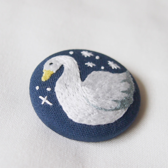 ナイトスワン　白鳥　手刺繍ブローチ 2枚目の画像