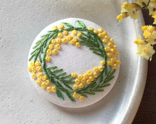 (週末のみSale)立体刺繍 リースブローチ K.omonoさんの刺繍アクセサリーキット hanabatake ブローチ