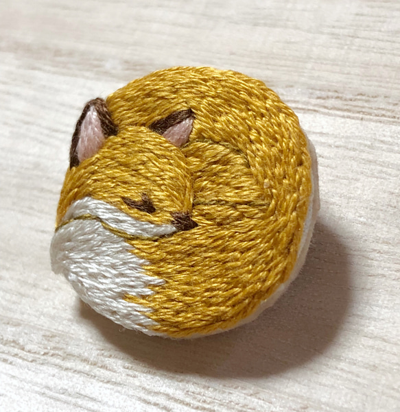 きつねの手刺繍ブローチ 2枚目の画像