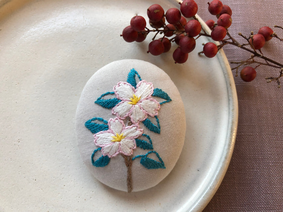 山茶花の手刺繍ブローチ 1枚目の画像