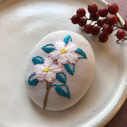山茶花の手刺繍ブローチ 2枚目の画像