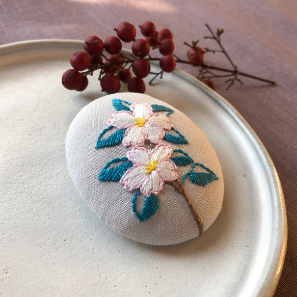 山茶花の手刺繍ブローチ 3枚目の画像