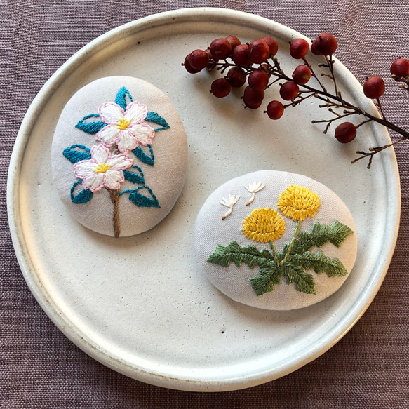 山茶花の手刺繍ブローチ 5枚目の画像