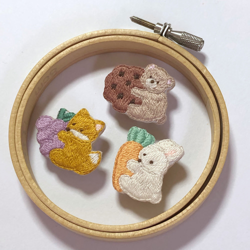 チョコチップクッキーと茶くま 動物刺繍ブローチ ブローチ coco 通販