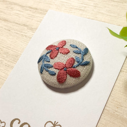 小さなレッドの花リース 刺繍リネンブローチ 3枚目の画像