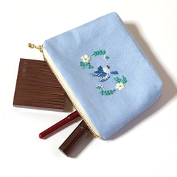 花の周りを舞う青い鳥 刺繍リネンファスナーポーチ 5枚目の画像