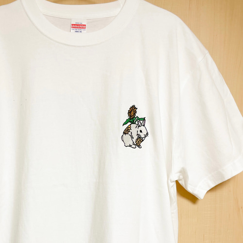 うさぎと向日葵Tシャツ(刺繍/ユニセックス) Tシャツ うわがき
