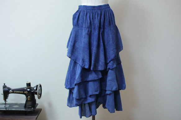 花びらスカート(藍染め・柿渋染め)濃い藍色 1枚目の画像