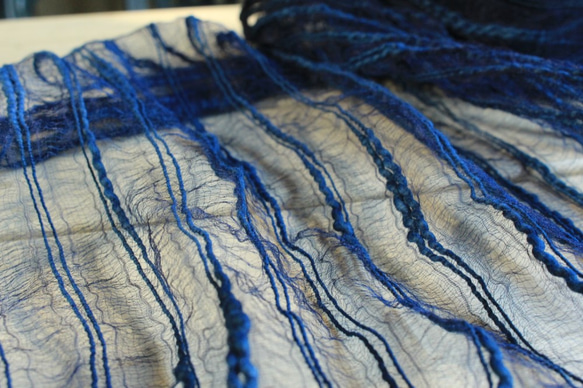 靛藍染料♪手工染色的絲綢和棉花條紋披肩 第4張的照片
