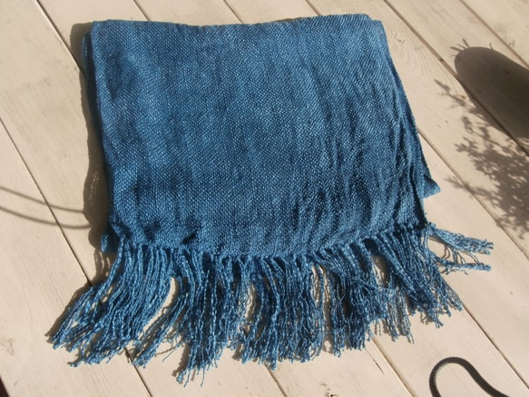 ざっくり織りのシルクストール（藍染） 2枚目の画像