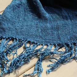 ざっくり織りのシルクストール（藍染） 5枚目の画像