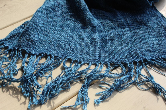 ざっくり織りのシルクストール（藍染） 5枚目の画像