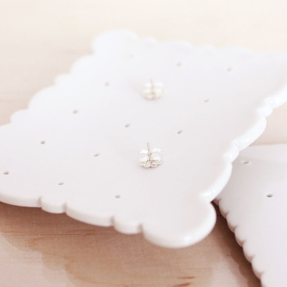 手工白瓷耳環收納與展示架 純白瓷 Pillow雲朵枕頭造型 一只餅乾 第6張的照片
