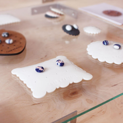 手工白瓷耳環收納與展示架 純白瓷 Pillow雲朵枕頭造型 一只餅乾 第1張的照片