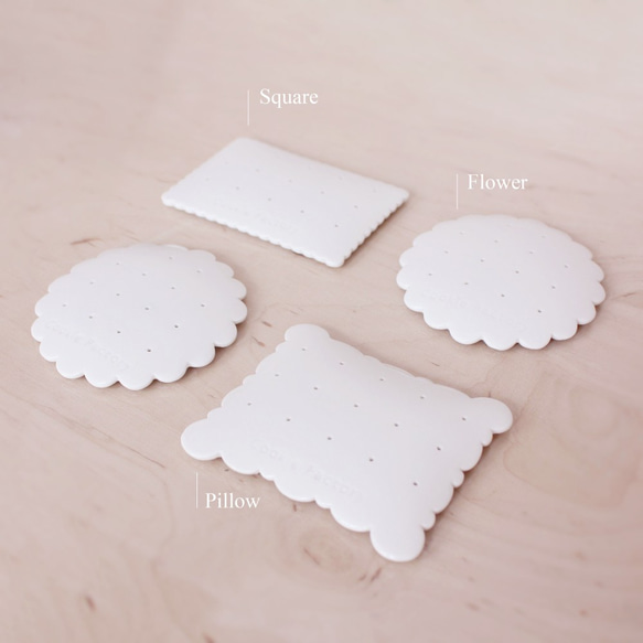 手工白瓷耳環收納與展示架 純白瓷 Pillow雲朵枕頭造型 一只餅乾 第7張的照片