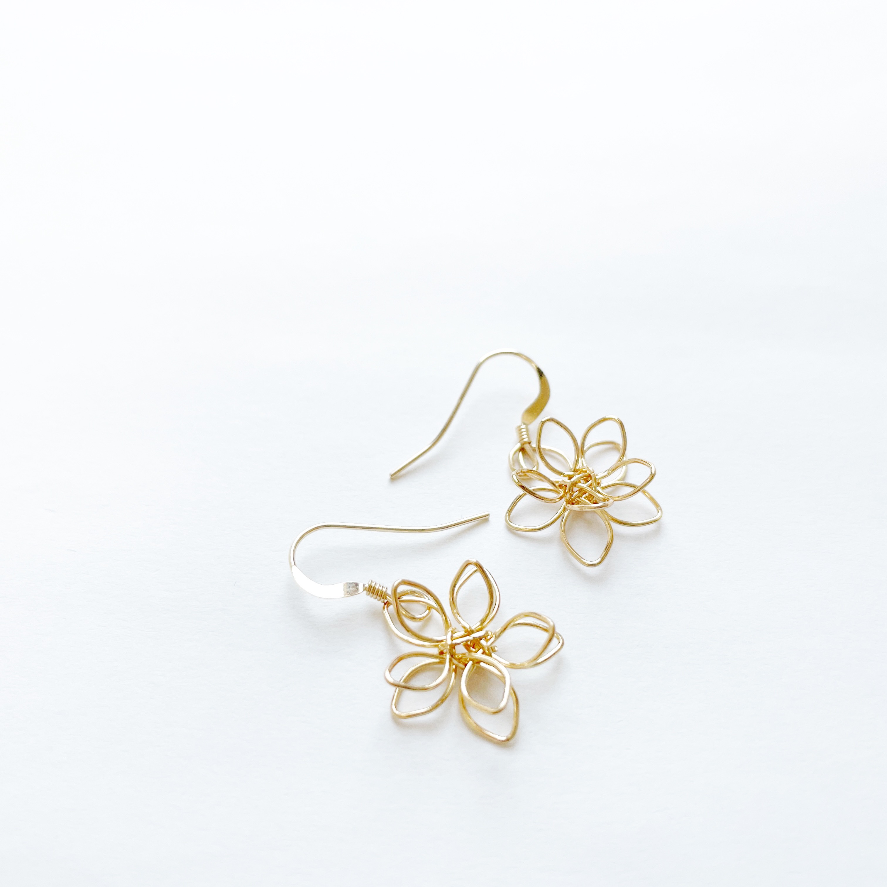 ワイヤーフラワーピアス/イヤリング ピアス（フック・チェーン