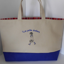 Ａ４サイズ刺繍の帆布のトートバッグ　フランスの通学の女の子　ブルー 1枚目の画像