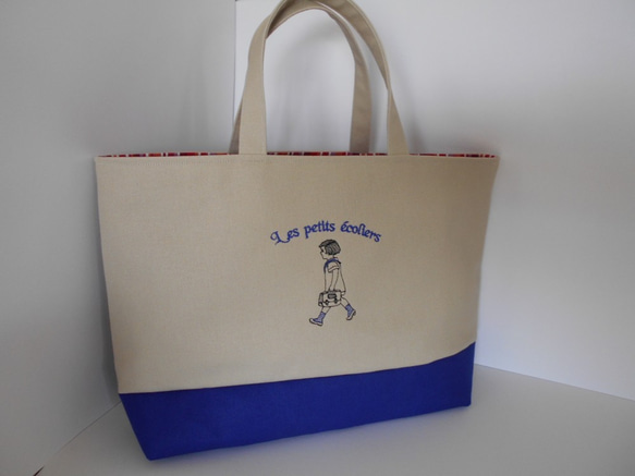 Ａ４サイズ刺繍の帆布のトートバッグ　フランスの通学の女の子　ブルー 2枚目の画像