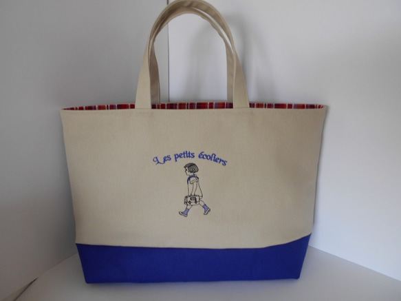 Ａ４サイズ刺繍の帆布のトートバッグ　フランスの通学の女の子　ブルー 6枚目の画像