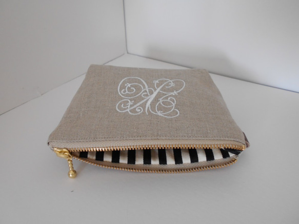 ティッシュケース付きリネンの選べるイニシャル刺繍のポーチ　白いと刺繍　14㎝ 7枚目の画像