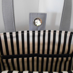 縦型A4サイズ選べるイニシャル刺繍の帆布のトートバッグ　グレー　ネイビー　エンブレムホックとポケット付き 3枚目の画像