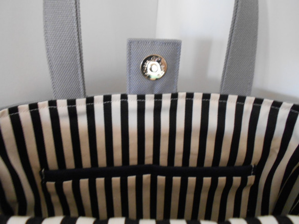 縦型A4サイズ選べるイニシャル刺繍の帆布のトートバッグ　グレー　ネイビー　エンブレムホックとポケット付き 3枚目の画像