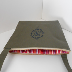 選べるイニシャル刺繍の帆布の サコッシュ　横型 カーキ 3枚目の画像