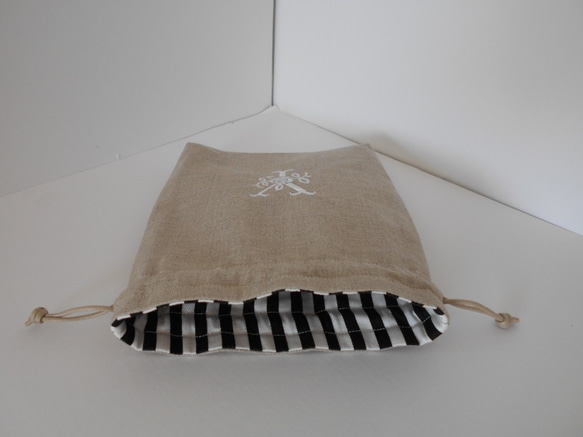 リネンの選べるローズイニシャル刺繍の巾着ポーチ 中 3枚目の画像