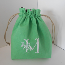 リネンの選べるローズイニシャル刺繍の巾着ポーチ グリーン 中 1枚目の画像