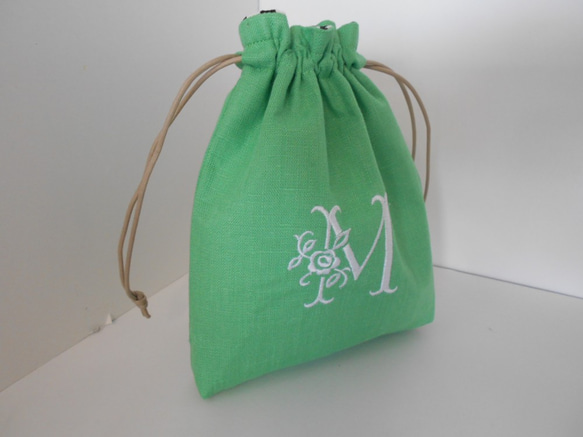 リネンの選べるローズイニシャル刺繍の巾着ポーチ グリーン 中 2枚目の画像