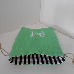 リネンの選べるローズイニシャル刺繍の巾着ポーチ グリーン 中 3枚目の画像