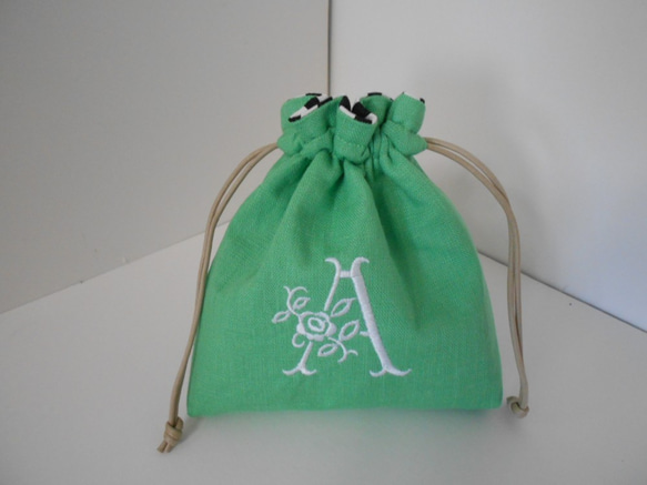 リネンの選べるローズイニシャル刺繍の巾着ポーチ グリーン 中 8枚目の画像