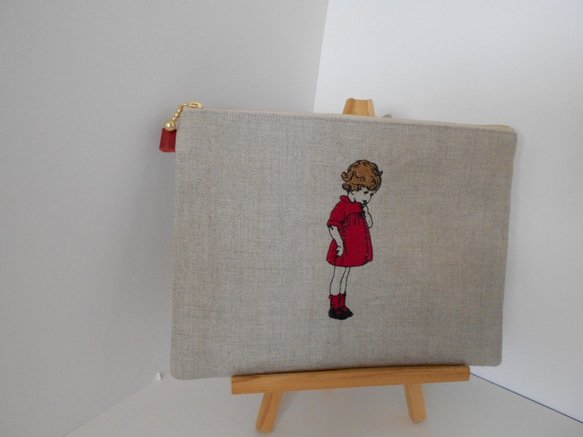 リネンの刺繍のポーチ 可愛いフランスの女の子レッド フラット ２０㎝ 2枚目の画像