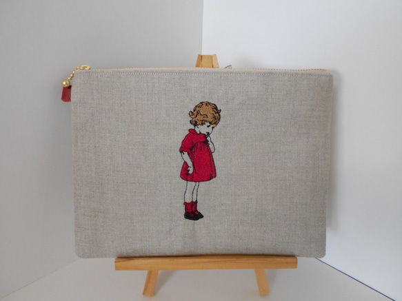 リネンの刺繍のポーチ 可愛いフランスの女の子レッド フラット ２０㎝ 4枚目の画像