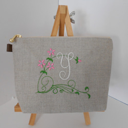 リネンの選べるお花のイニシャル刺繍のポーチ　１６㎝１８㎝２０㎝　お花畑 1枚目の画像