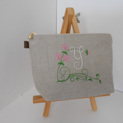 リネンの選べるお花のイニシャル刺繍のポーチ　１６㎝１８㎝２０㎝　お花畑 2枚目の画像